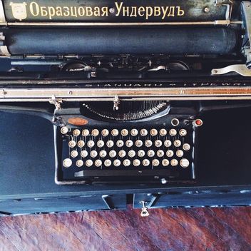 Black vintage typewriter - image gratuit #136183 