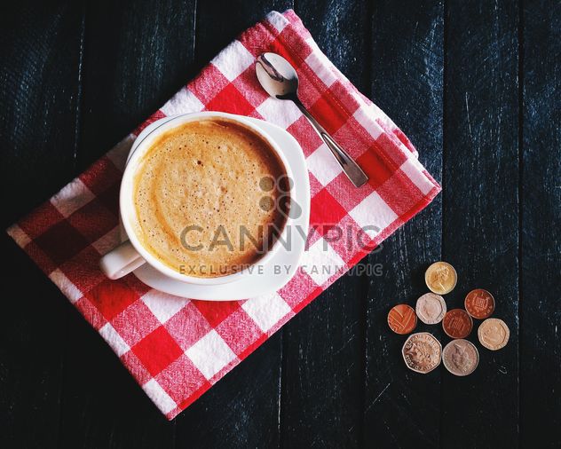 Cup of coffee, checkered dishcloth and coins - Kostenloses image #136283