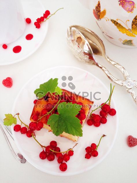 cheesecake with jelly with red currant berries - Kostenloses image #182683