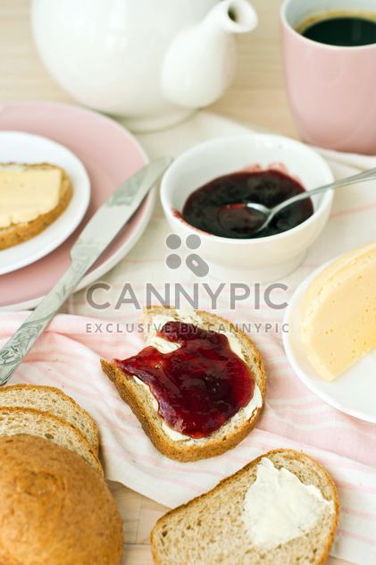 Breakfast with crusty bread - бесплатный image #182713