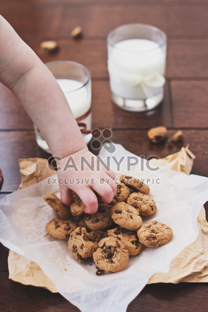 Chocolate chip cookies with milk - бесплатный image #182743