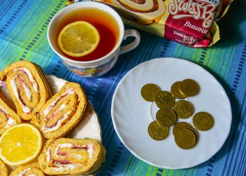 Sweet rolls, cup of tea and coins - image #182823 gratis