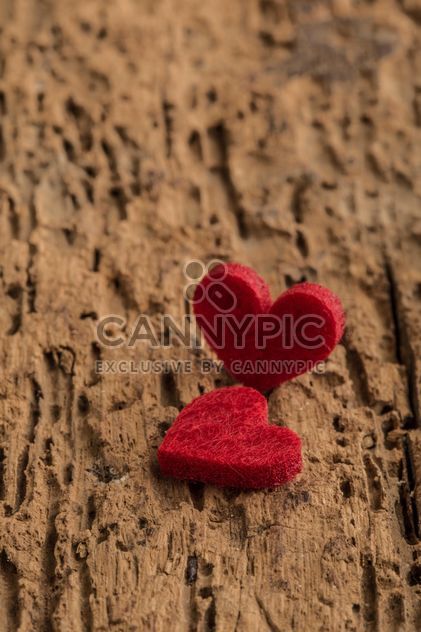 Red hearts on wood - image #182983 gratis