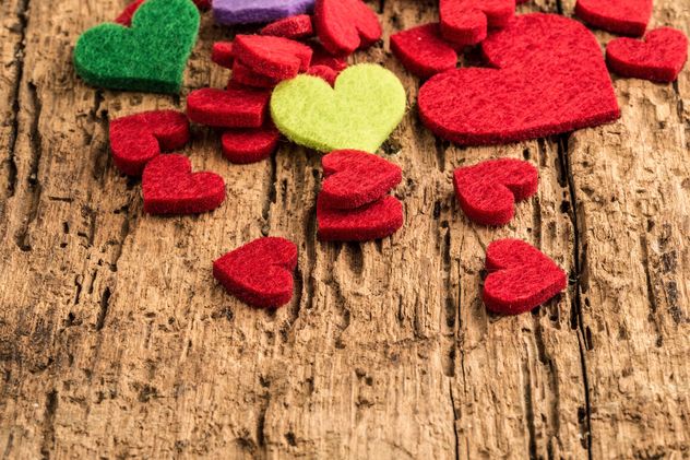 Colorful hearts on wood - image gratuit #183003 