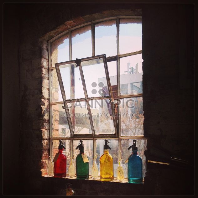 Colored bottles on the window - image gratuit #183573 