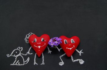 Red heart and figure drawn in chalk on the blackboard - image gratuit #184093 