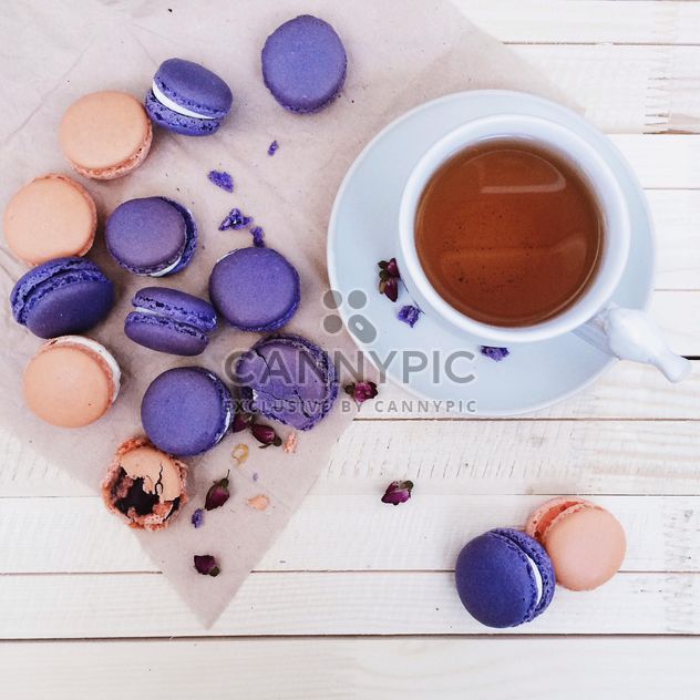 Macaroons and cup of coffee - image #184543 gratis