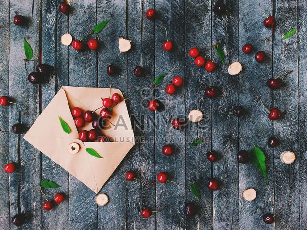 Ripe cherries and envelope - image gratuit #184613 