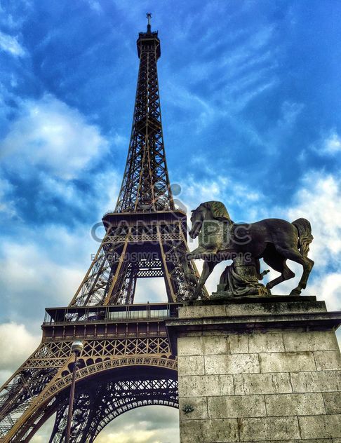 Eiffel Tower and Horse Sculpture - image gratuit #186833 