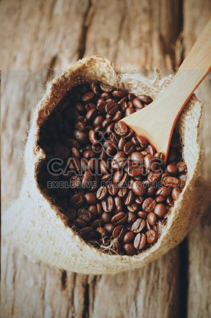 Coffee beans in canvas sack - image gratuit #187113 