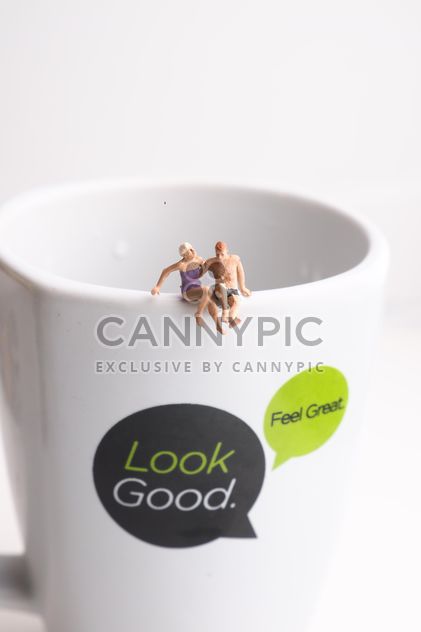 Miniature people on a cup of coffee - бесплатный image #187143