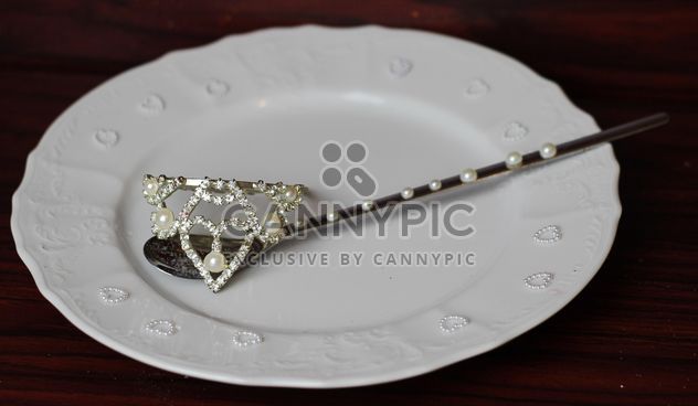 Spoon on a plate decorated with pearls - бесплатный image #187163