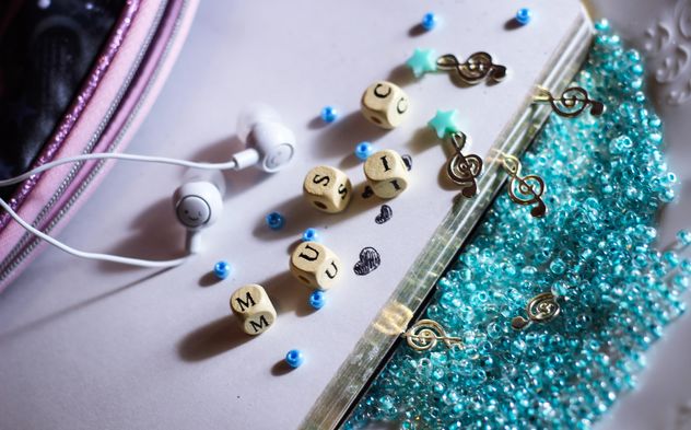 headphones and treble clef on beads, - бесплатный image #187273