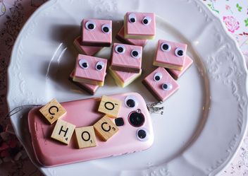 pink sweets with eyes on the plate - бесплатный image #187313