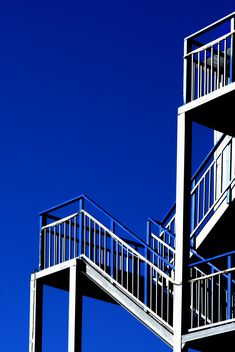 Stairs against a blue sky - image gratuit #187693 