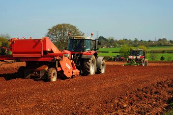 Tractor ploughing field - Kostenloses image #198353