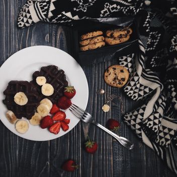 Cookies and waffles in plate - бесплатный image #198543