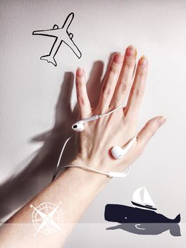 Human hand playing with earphones - image gratuit #198993 