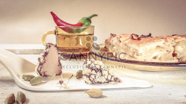 #mirta cup of tea, chocolate white , apple pie , glass plate and cup, red green pepper , sweets, , cardamom - Kostenloses image #199053