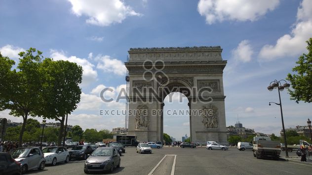 Road to Arc de triomphe#architecture #building #travel #europe #french #france #sky #clouds #tall#street #road #car #auto#traffic#tree#paris#arch#gate#facade#restoration - image gratuit #199833 