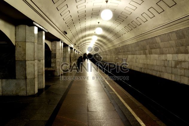 Passengers on platform at metro station - бесплатный image #200693