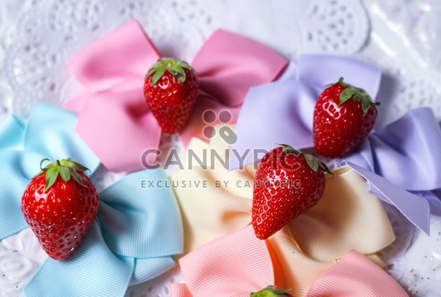 fresh strawberry with ribbons - image gratuit #201053 