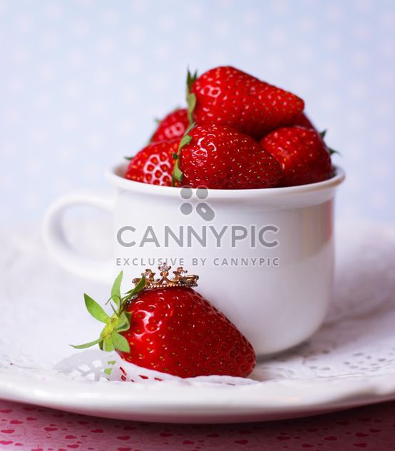 fresh strawberry in a dish - image gratuit #201063 
