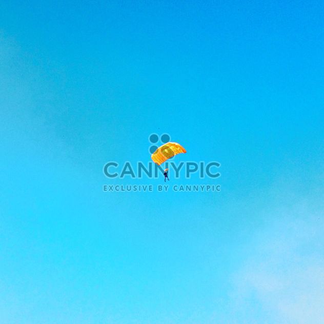 Paraglider flying in the sky - image #271743 gratis