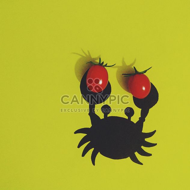 Crab with tomatoes on yellow background - image gratuit #272203 
