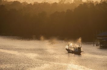 Fishing boat silhouette - Kostenloses image #273563