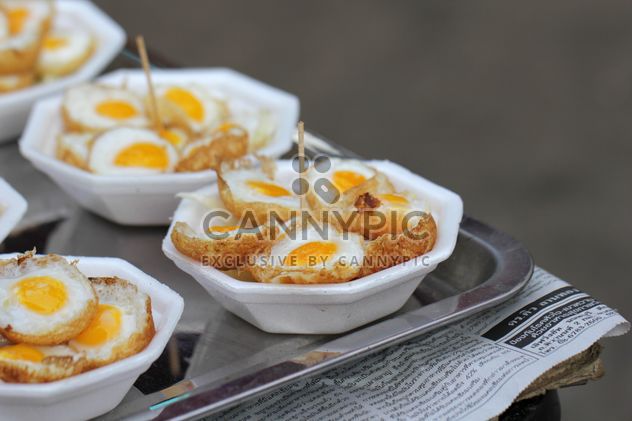 Fried eggs in plates - бесплатный image #274793
