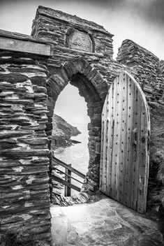 The gate of the Tintagel Castle, Cornwall, United Kingdom - бесплатный image #291653