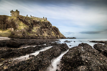 Dunnottar castle from the beach, Stonehaven, Scotland, United Kingdom - бесплатный image #296903