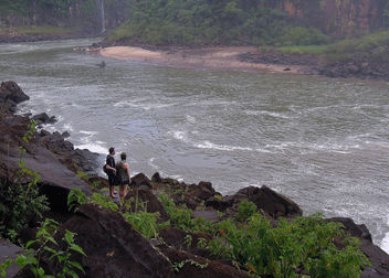 Argentina-Iguazu-A lucky couple enjoying the view of falls - image #299973 gratis