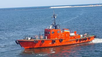 Pilot boat sailing in a harbour - Free image #301453