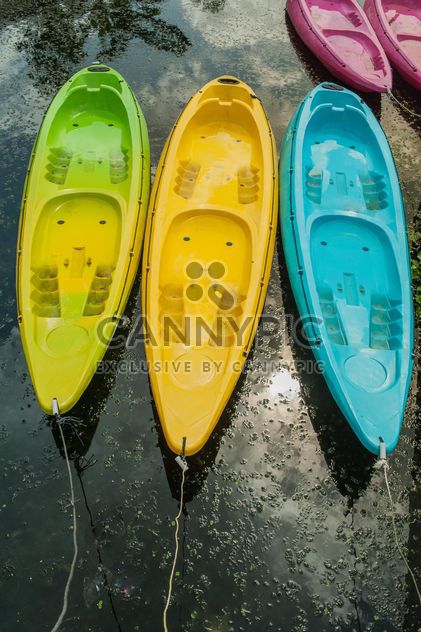 Colorful kayaks docked - image #301663 gratis