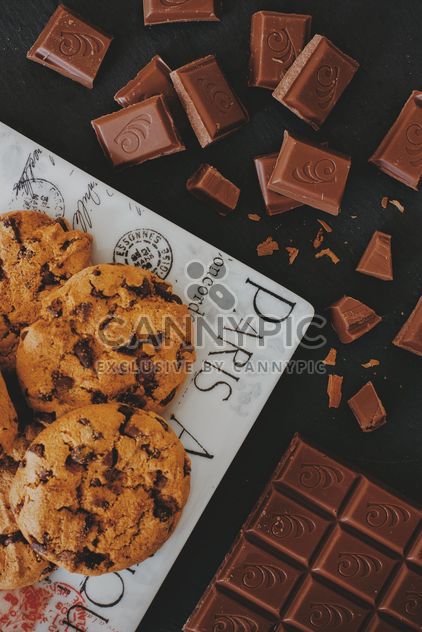 Chocolate chip Cookies and chocolate - image gratuit #303233 