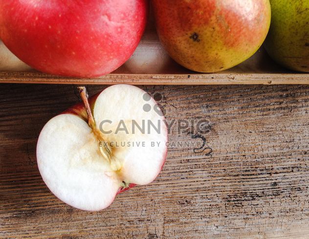 Apples on wooden table - image #303283 gratis