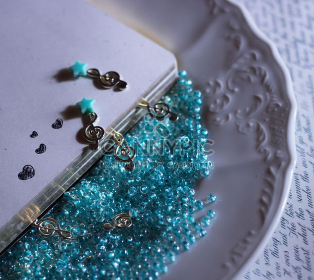 Blue beads on a plate - бесплатный image #303973