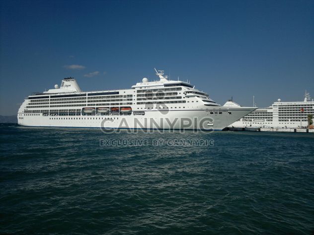 White Cruise Ship - image gratuit #304633 
