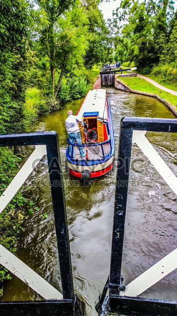 Boater tourist holidaymaker driving steering narrow boat - image gratuit #305703 