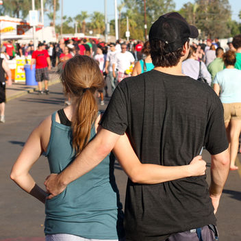 Couples at the fair: Shared future - image gratuit #308823 