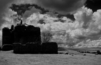Cessford Castle Mono #stcuthbertsway #OUMS #leshainesimages #dailyshoot - бесплатный image #324193