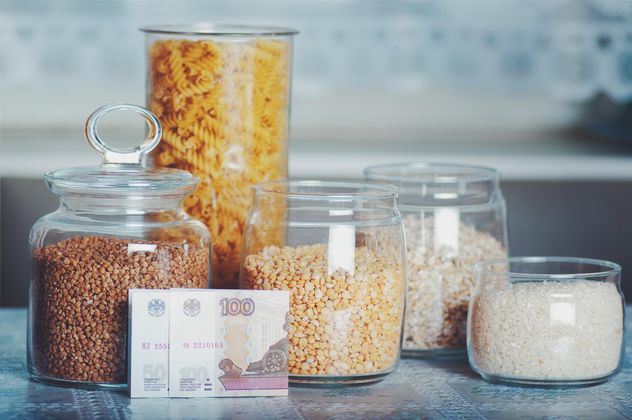 Jars with rice, peas, buckwheat, oatmeal, pasta in the kitchen. Rice, peas, buckwheat, oatmeal, pasta for 3 dollars, Cheboksary, Russia - Kostenloses image #327323