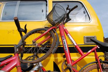 Red bicycles leant on pickup - image gratuit #330363 