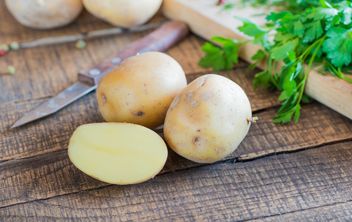 Fresh potatoes on wooden table - бесплатный image #330683