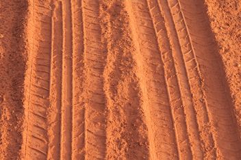 traces of the wheels on the red dust - image gratuit #331003 