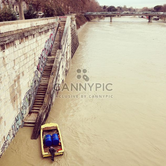 Small boat on river in Rome - Kostenloses image #332053
