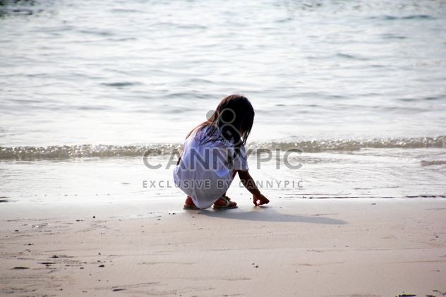 Girl collecting shells - image gratuit #332923 