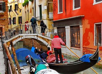 Gondolas on canal in Venice - image #333673 gratis